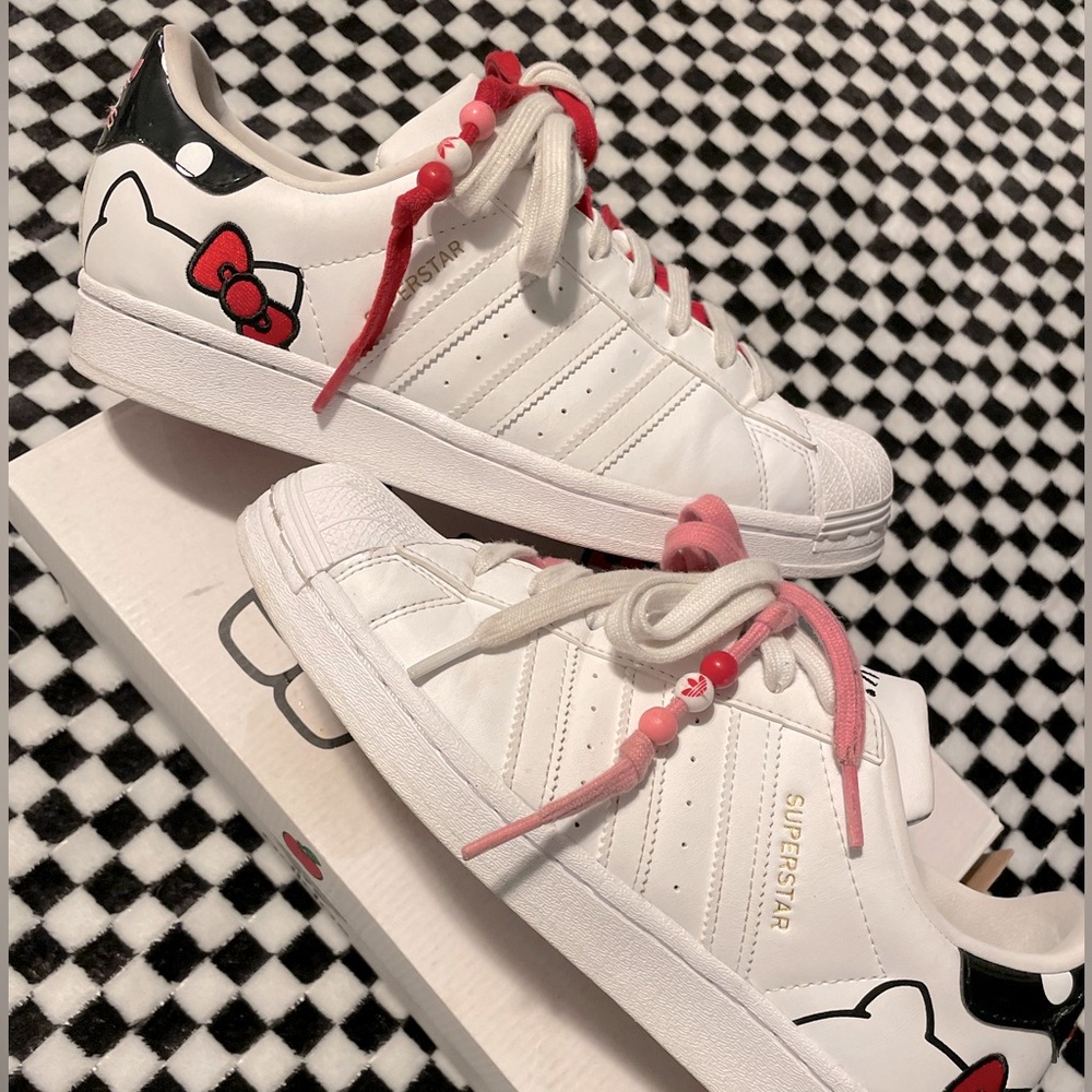 Women’s 8 1/2 hello kitty superstar Adidas
